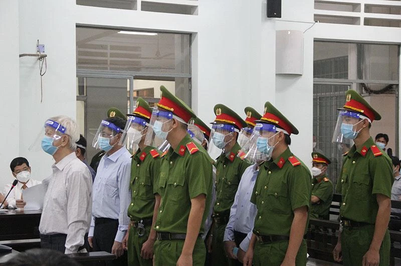 Các cựu quan chức tỉnh Khánh Hòa tại phiên tòa hồi tháng 4-2022. Ảnh: HUỲNH HẢI