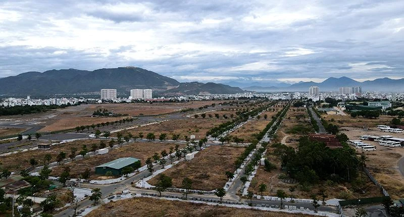 UBND tỉnh Khánh Hòa giao đất cho Tập đoàn Phúc Sơn trước khi được Bộ Quốc phòng bàn giao. Ảnh: HUỲNH HẢI
