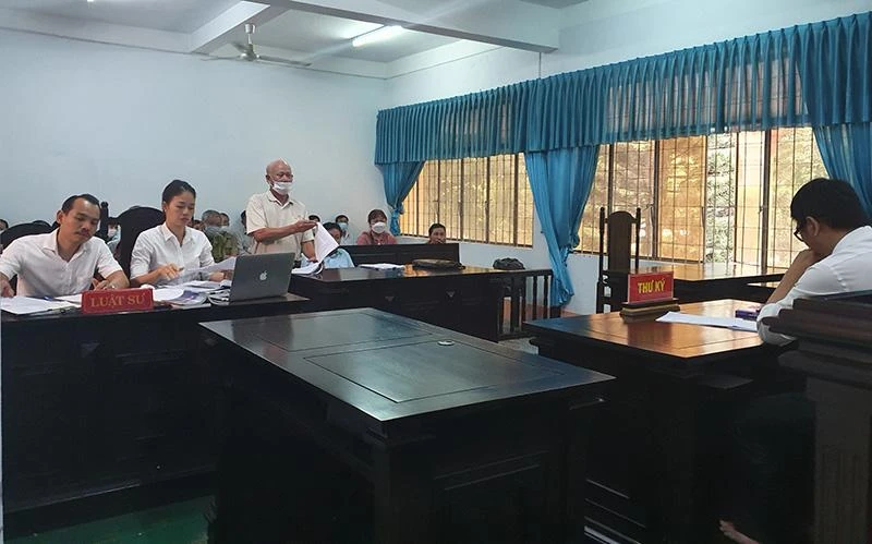 Phiên tòa xử vụ 25 người kiện UBND tỉnh Đắk Lắk. Ảnh: TB