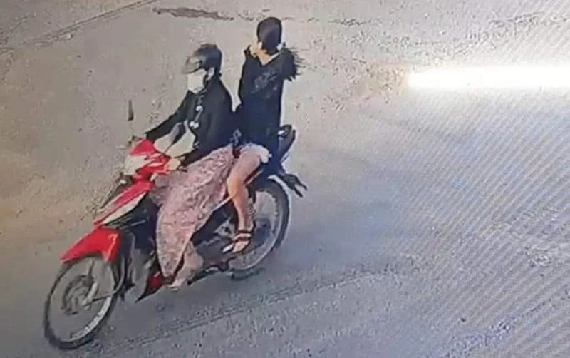 Phạm Thị Bích Hằng chở nữ sinh đi lòng vòng để lừa lấy điện thoại. Ảnh cắt từ clip