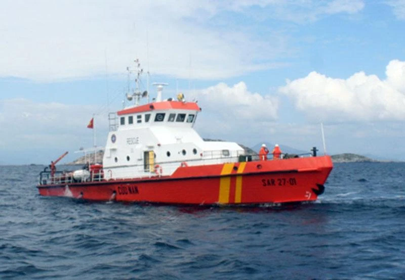 Tàu SAR 27-01 sẽ tiếp nhận bốn ngư dân bị nạn được cứu vớt. Ảnh tư liệu