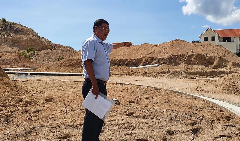 Ông Nguyễn Văn Độ trên khu đất của ông bị thu hồi. Ảnh: TẤN LỘC