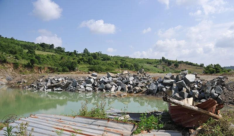 Công ty CP Xây dựng- thương mại Tú Mai khai thác đá không phép. Ảnh: NC