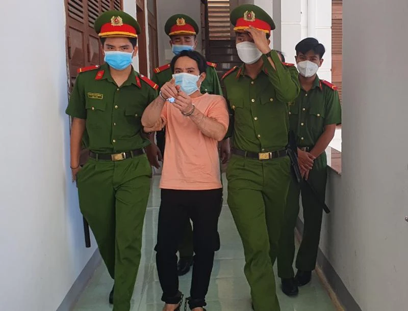 Lực lượng công an dẫn giải bị cáo Đoàn Minh Hải. Ảnh: TẤN LỘC