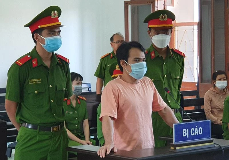 Đoàn Minh Hải nghe VKS công bố cáo trạng. Ảnh: TẤN LỘC