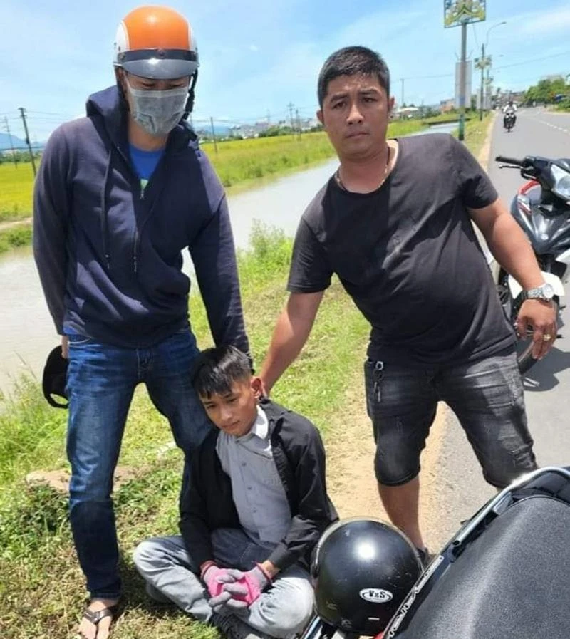 Hà Thanh Thuận bị bắt giữ trên đường. Ảnh: CÔNG AN PHÚ THỨ