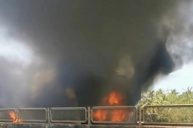 Xe chở hàng chuyển phát nhanh bốc cháy dữ dội. Ảnh: CTV Xe chở hàng chuyển phát nhanh bốc cháy dữ dội. Ảnh: CTV