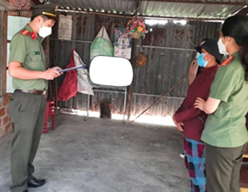 Cơ quan điều tra tống đạt quyết định khởi tố đối với Trần Thị KIm Hoa. Ảnh: CA