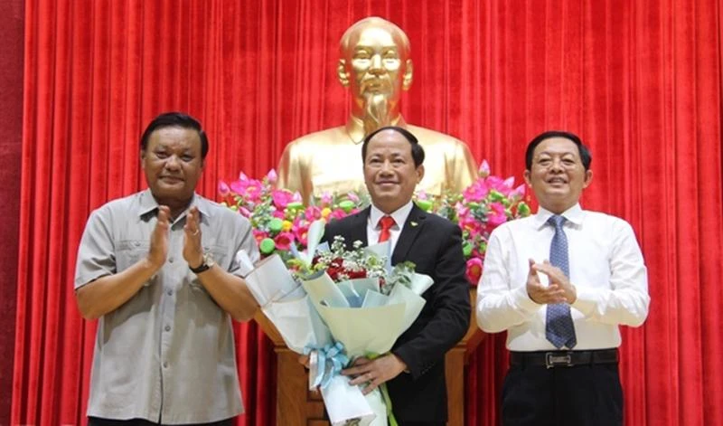 Lãnh đạo Tỉnh ủy Bình Định chúc mừng ông Phạm Anh Tuấn (giữa). Ảnh: BĐO