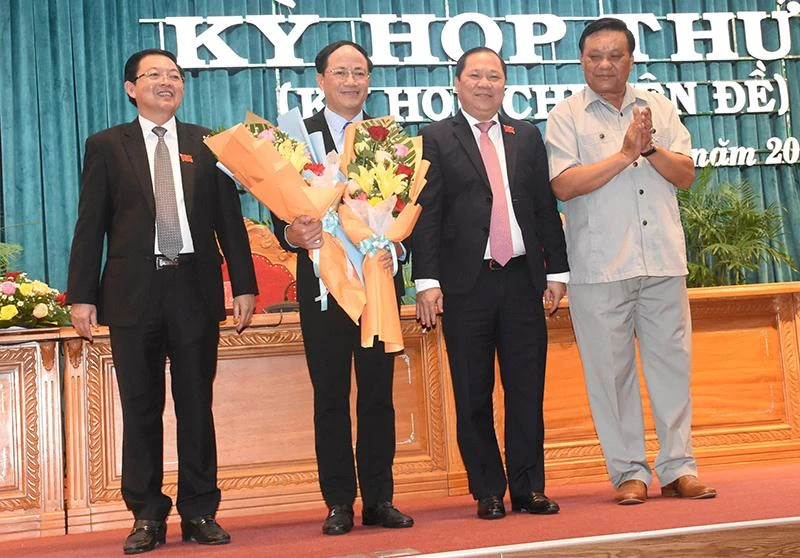 Lãnh đạo tỉnh Bình Định chúc mừng ông Phạm Anh Tuấn. Ảnh: KHƯƠNG VY