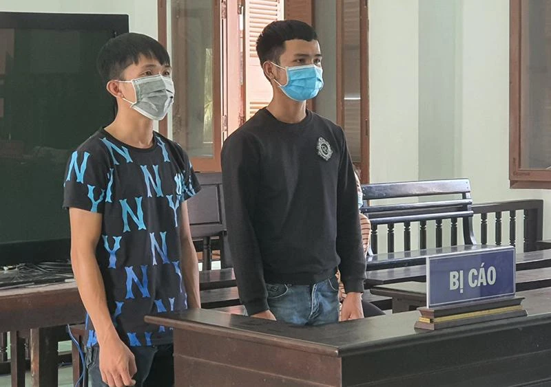 Nguyễn Thái Hộp (bên trái) và Trần Văn Hùng tai phiên tòa. Ảnh: MINH KHÔI