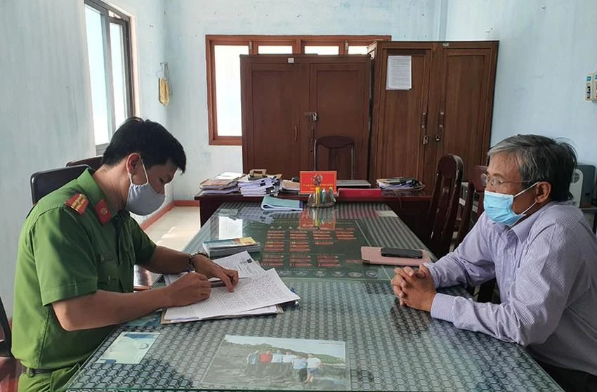 Ông Mai Hắc Lợi, cựu Phó giám đốc Sở Tư pháp, tại cơ quan điều tra. Ảnh: TẤN LỘC