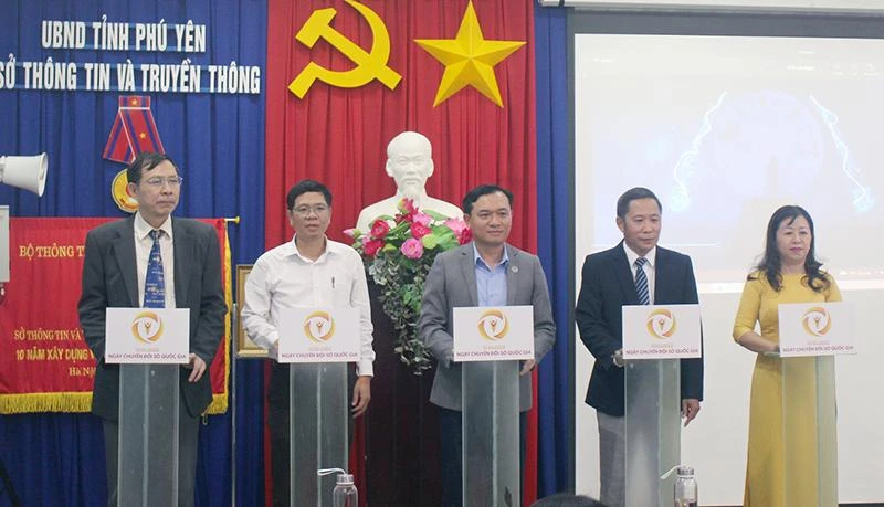 Ra mắt trang thông tin điện tử Chuyển đổi số Phú Yên và trang thông tin điện tử An toàn giao thông tỉnh Phú Yên. Ảnh: VŨ XUÂN