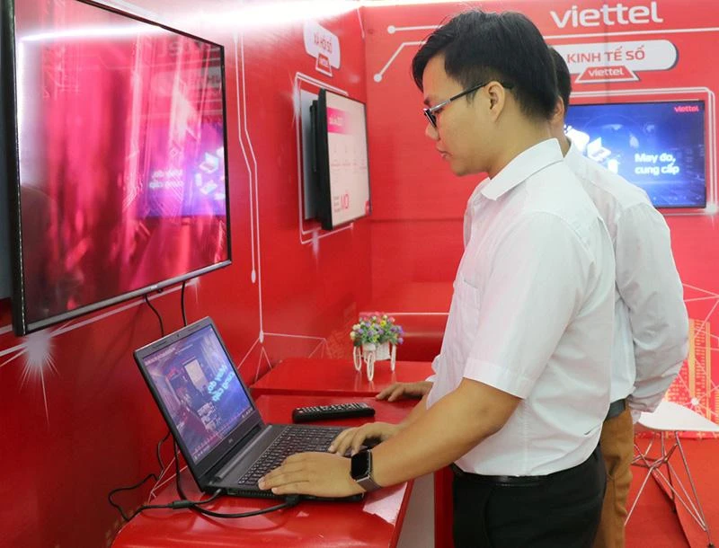 Giới thiệu thông tin nhân ngày Chuyển đổi số quốc gia- Phú Yên 2022. Ảnh: VŨ XUÂN