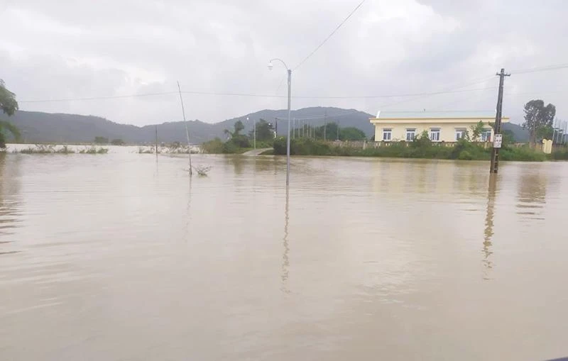 Lũ lụt cô lập một số khu dân cư ở Bình Định. Ảnh: NO