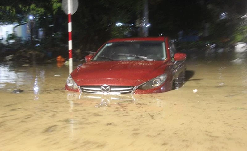 Nước dâng nhanh, người dân không kịp di dời tài sản. Ảnh: NO