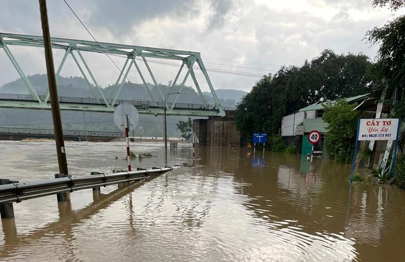 Đường từ huyện Tuy An đi huyện Đồng Xuân bị ngập, ách tắc giao thông. Ảnh: CTV