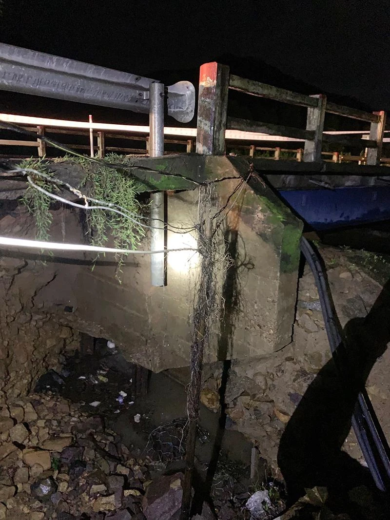 Xói lở mố cầu cầu Bà Nam trên quốc lộ 1 đoạn qua tỉnh Phú Yên. Ảnh: CTV