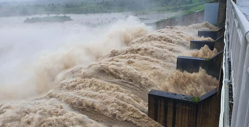 Thủy điện Sông Ba Hạ xả lũ. Ảnh: TẤN LỘC