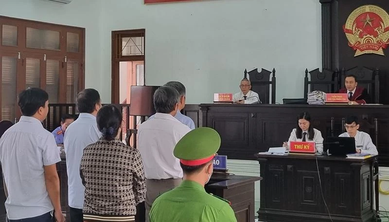 Các bị cáo tại phiên tòa. Ảnh: TẤN LỘC