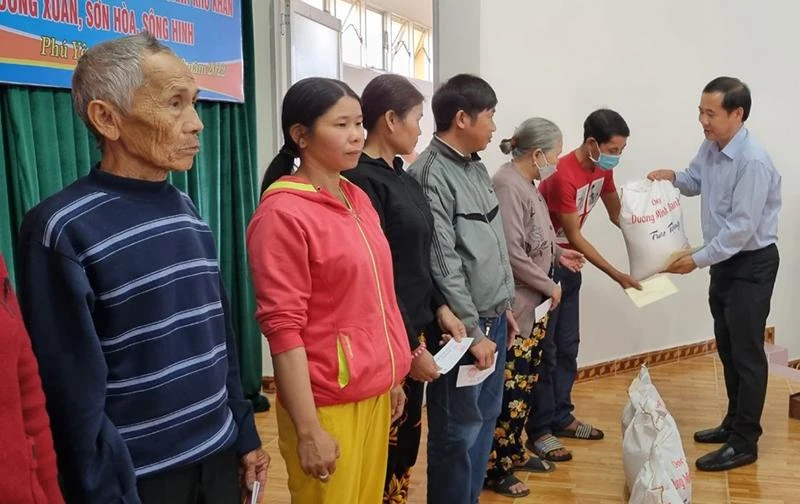 Ông Nguyễn Thái Học, Phó Trưởng Ban Nội chính Trung ương trao quà hỗ trợ hộ nghèo ở Phú Yên. Ảnh: TẤN LỘC