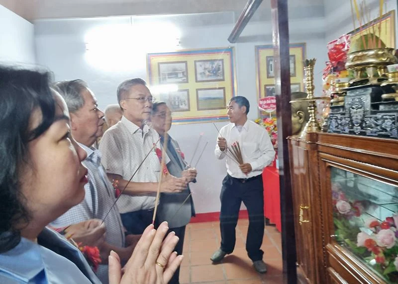 Lãnh đạo tỉnh Phú Yên dâng hương tại nhà tưởng niệm liệt sĩ, Bí thư Tỉnh ủy Trần Hào. Ảnh: TL