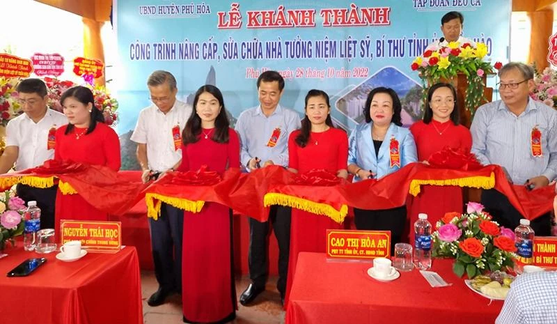 Nghi thức khánh thành nhà tưởng niệm liệt sĩ, Bí thư Tỉnh ủy Trần Hào. Ảnh: TL
