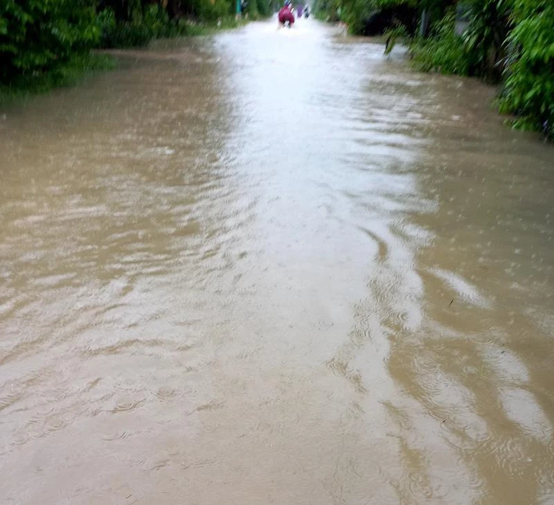 Mưa lớn làm ngập một số tuyến giao thông ở huyện Đồng Xuân. Ảnh: CTV