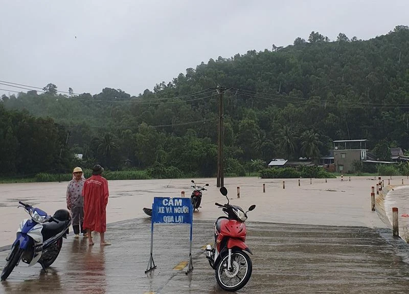 Mưa lớn làm ngập một số tuyến giao thông ở huyện Đồng Xuân. Ảnh: CTV