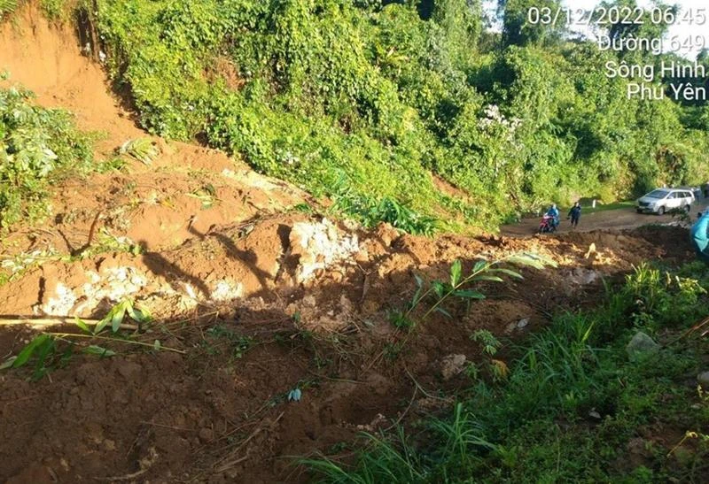 Quốc lộ 19 C đoạn qua huyện Sông Hinh bị ách tắc. Ảnh: CTV