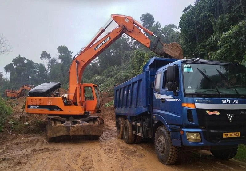 Khắc phục sự cố sạt lở quốc lộ 19 C. Ảnh: CTV