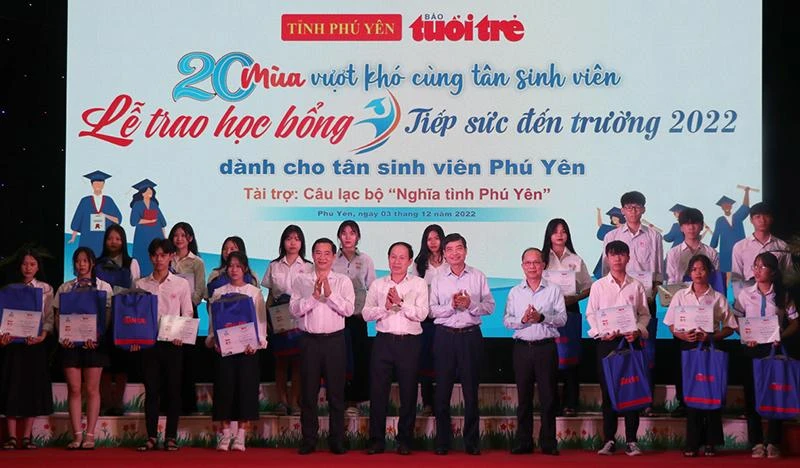 Báo Tuổi Trẻ trao học bổng Tiếp sức đến trường cho 62 tân sinh viên ở Phú Yên. Ảnh: VŨ XUÂN