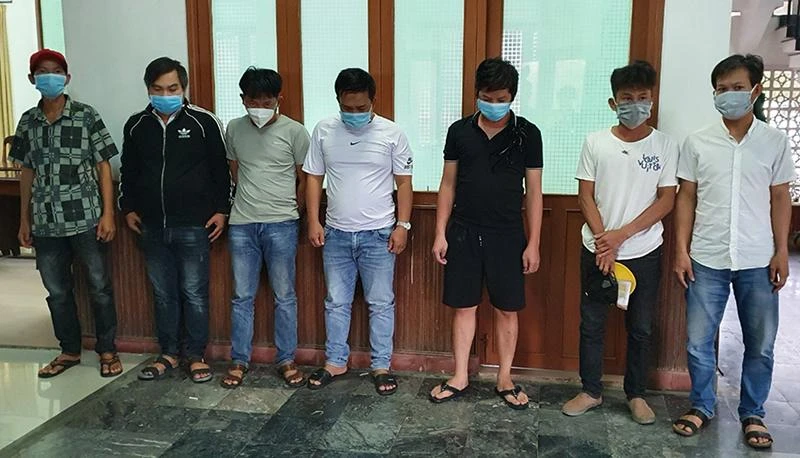 Một nhóm cá độ bóng đá qua mạng bị Công an tỉnh Phú Yên tạm giữ hình sự. Ảnh: HỮU TOÀN