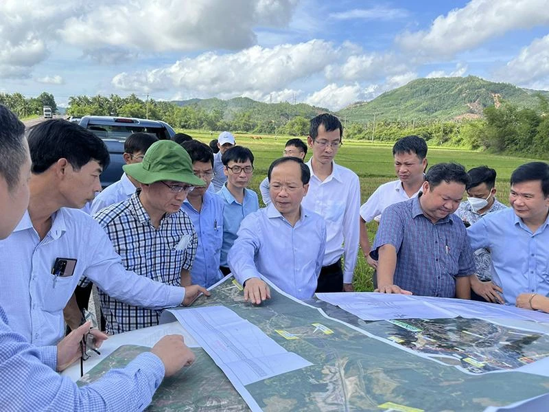 Lãnh đạo Bộ GTVT cùng đại diện cơ quan chức năng tỉnh Phú Yên kiểm tra thực địa hướng tuyến làm cao tốc Bắc - Nam. Ảnh: TRỌNG ĐÀI