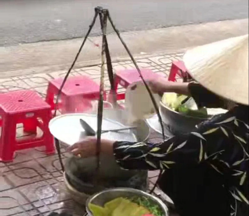 Người phụ nữ đổ tô nước vào nồi nước lèo. Ảnh cắt từ clip Người phụ nữ đổ tô nước vào nồi nước lèo. Ảnh cắt từ clip