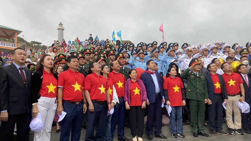 Trang nghiêm hát quốc ca dưới cờ Tổ quốc. Ảnh: THANH HOÀNG