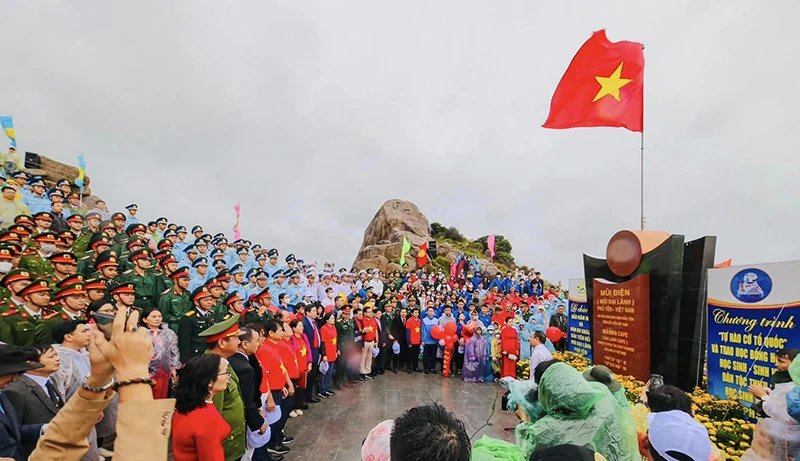 Lễ chào đầu năm mới ở Mũi Điện. Ảnh: THANH HOÀNG