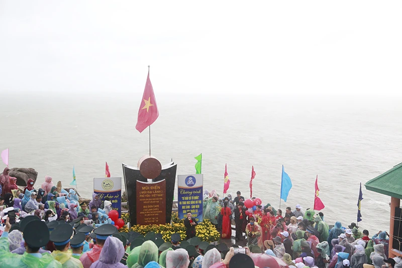 Lễ chào cờ đầu năm mới ở Mũi Điện. Ảnh: THANH HOÀNG