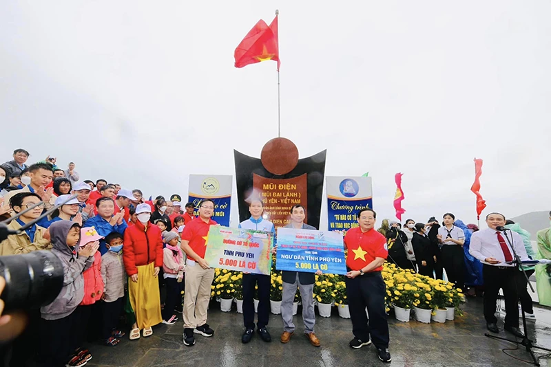 Đại diện báo Người Lao Động trao tặng 10.000 lá cờ Tổ quốc cho tỉnh Phú Yên. Ảnh: THANH HOÀNG