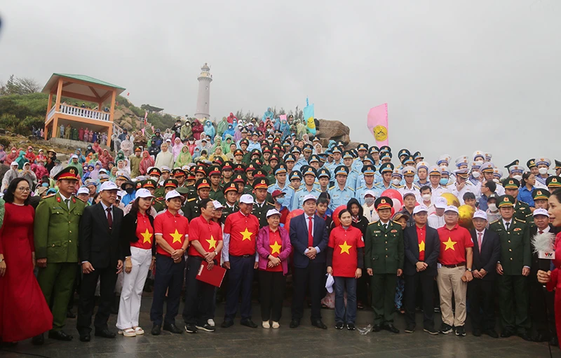 Hàng trăm cán bộ, nhân dân tham dự lễ chào cờ đầu năm mới ở Mũi Điện. Ảnh: THANH HOÀNG