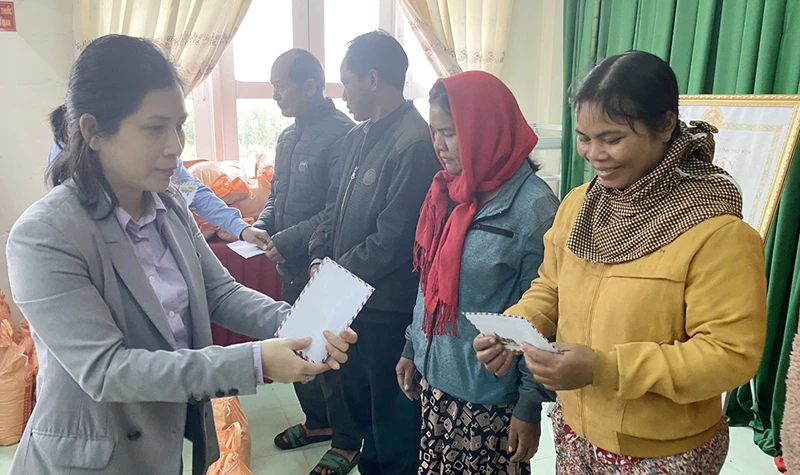 Nữ nhà báo Nguyên Linh, VTV trao tặng quà cho bà con miền núi. Ảnh: NB