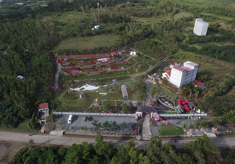 Khu du lịch Canary Garden xây dựng không phép trên một ngọn đồi thấp ngay cạnh tỉnh lộ 649, gần trụ sở UBND xã An Hòa Hải. Ảnh: MINH KHÔI