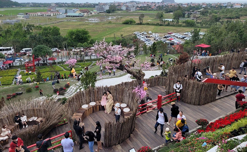 Khu du lịch Canary Garden xây dựng nhiều công trình không phép trên đất nông nghiệp. Ảnh: NTH