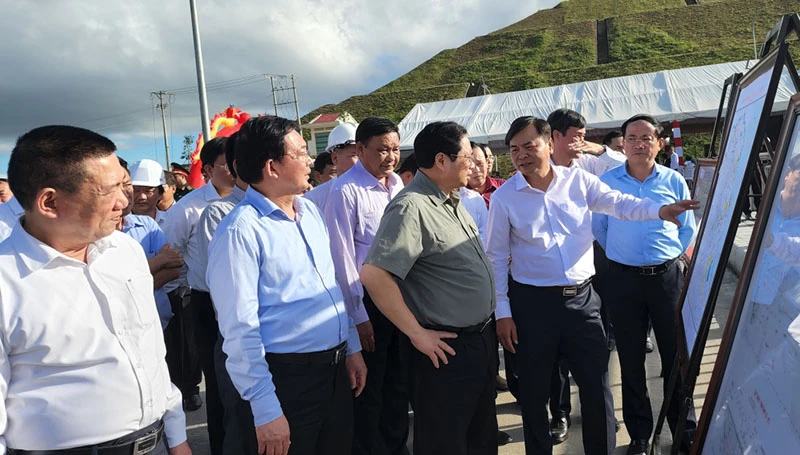 Thủ tướng nghe báo cáo dự án hồ chứa nước Đồng Mít. Ảnh: VOV