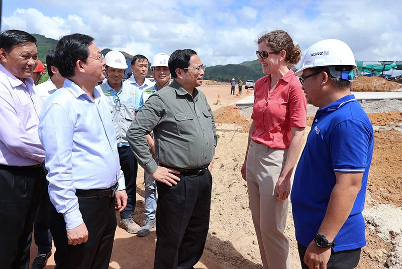 Thủ tướng trao đổi với các nhà đầu tư Đức tại khu công nghiệp - đô thị -dịch vụ Becamex VSIP Bình Định. Ảnh: Chinhphu.vn