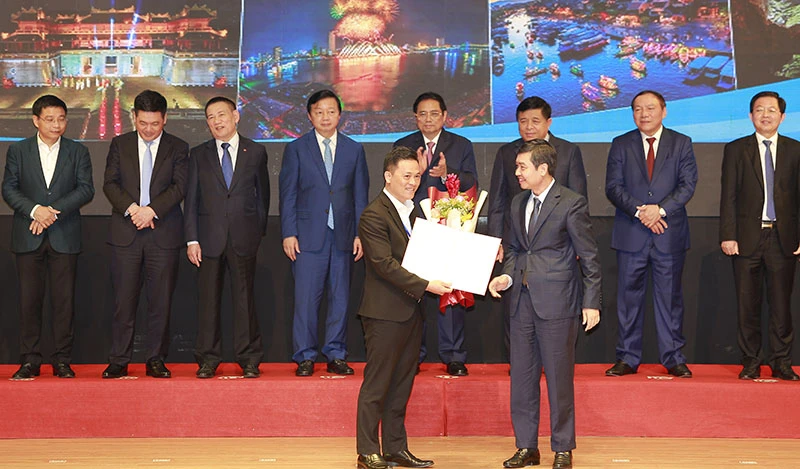 Chủ tịch UBND tỉnh Phú Yên trao quyết định chủ trương đầu tư cho Công ty CP Đầu tư phát triển công nghệ chăn nuôi Quang Minh thực hiện dự án chăn nuôi công nghệ cao. Ảnh: TTBC