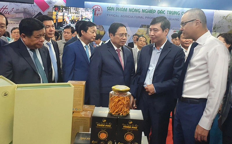 Thủ tướng nghe giới thiệu về các sản phẩm đặc trưng. Ảnh: HUY TRƯỜNG