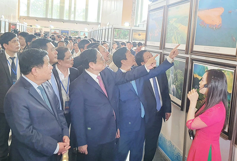 Thủ tướng cùng các đại biểu tham quan triển lãm kinh tế vùng Bắc Trung Bộ và duyên hải Trung Bộ. Ảnh: HUY TRƯỜNG