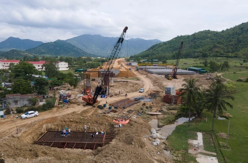 Thi công cao tốc Cam Lâm- Vĩnh Hảo. Ảnh: HUỲNH HẢI Thi công cao tốc Cam Lâm- Vĩnh Hảo. Ảnh: HUỲNH HẢI