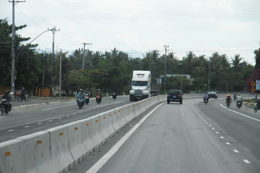 Quốc lộ 1 đoạn qua tỉnh Khánh Hòa. Ảnh: TẤN LỘC Quốc lộ 1 đoạn qua tỉnh Khánh Hòa. Ảnh: TẤN LỘC